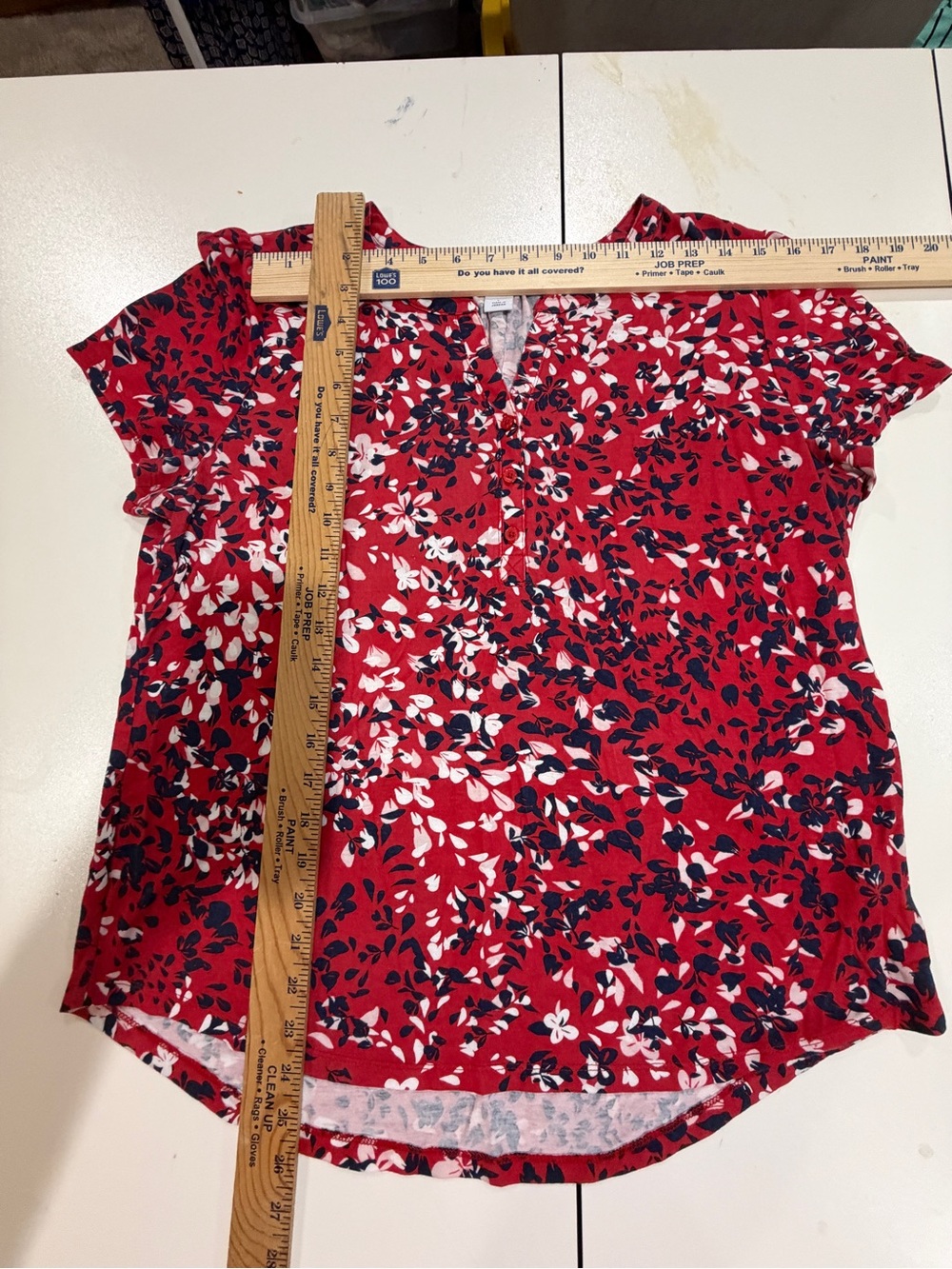 Liz Claiborne Red Floral Short Sleeve V‑Neck Blouse